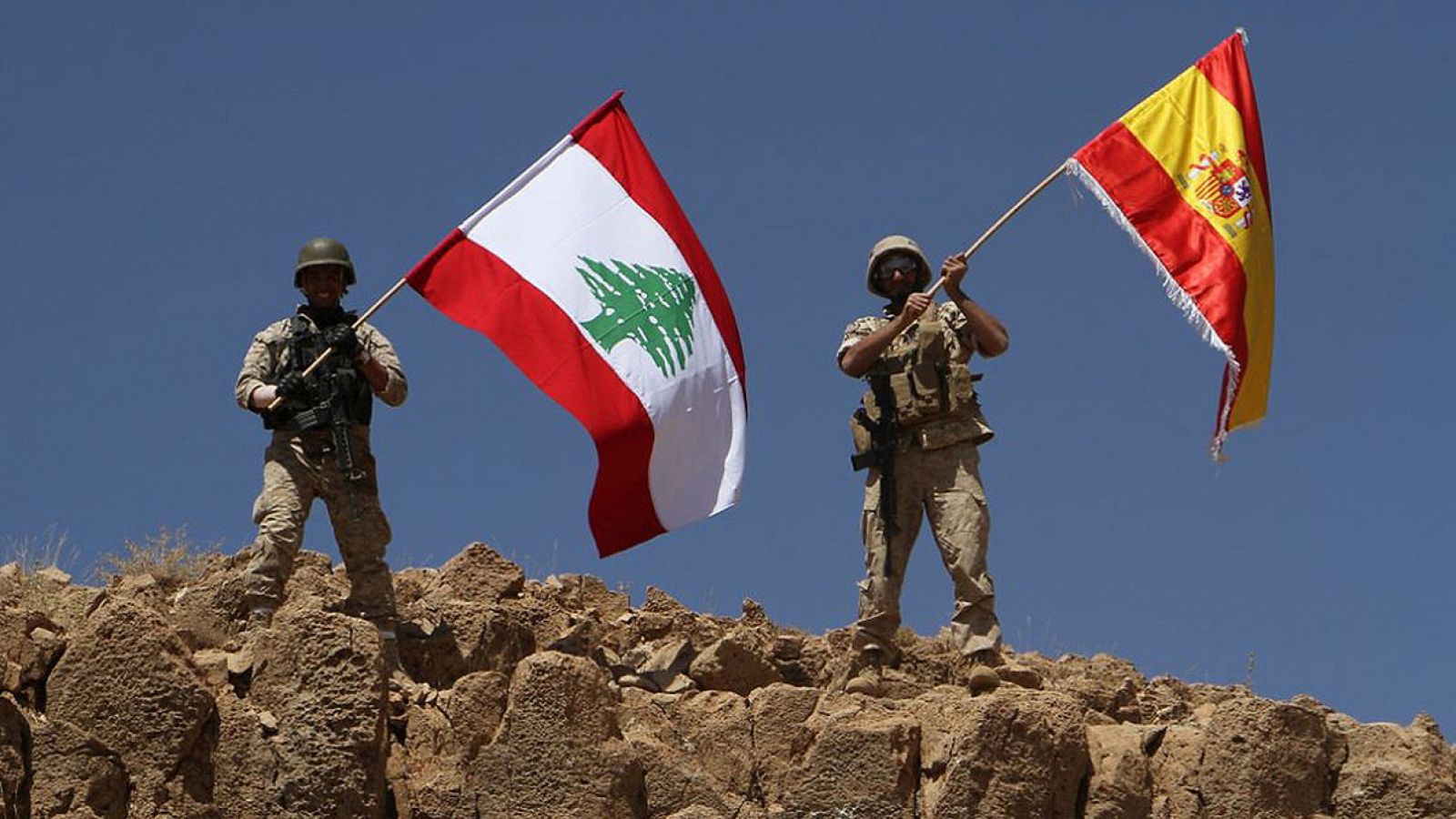 Soldados libaneses con la bandera de su país y la española en Ras Baalbek, durante la ofensiva contra el Estado Islámico en la frontera con Siria