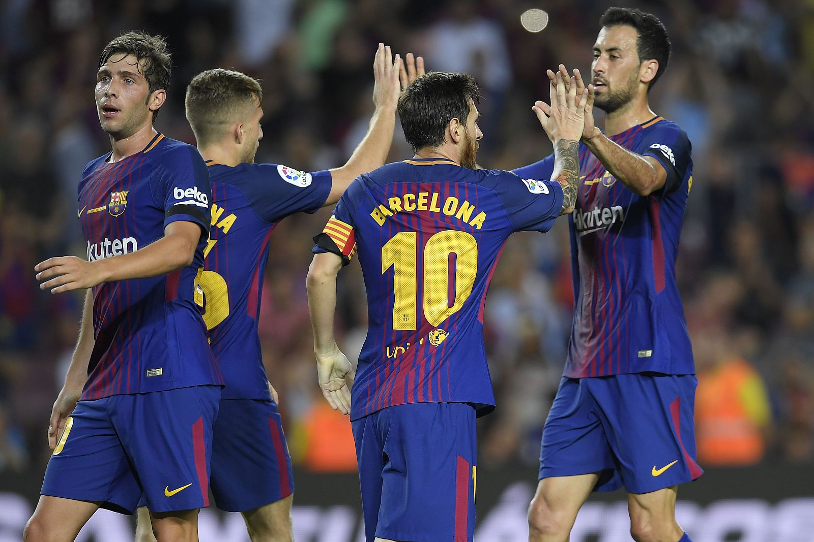 Los jugadores del Barça abrazan a Leo Messi tras el primer gol frente al Betis.