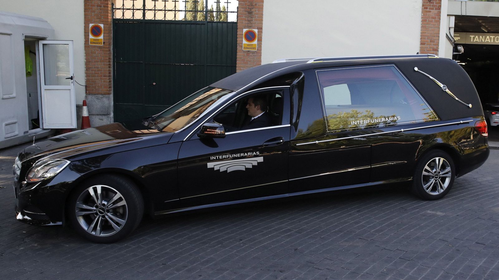 El coche con los restos de la actriz y cantante Nati Mistral sale del tanatorio de San Isidro.