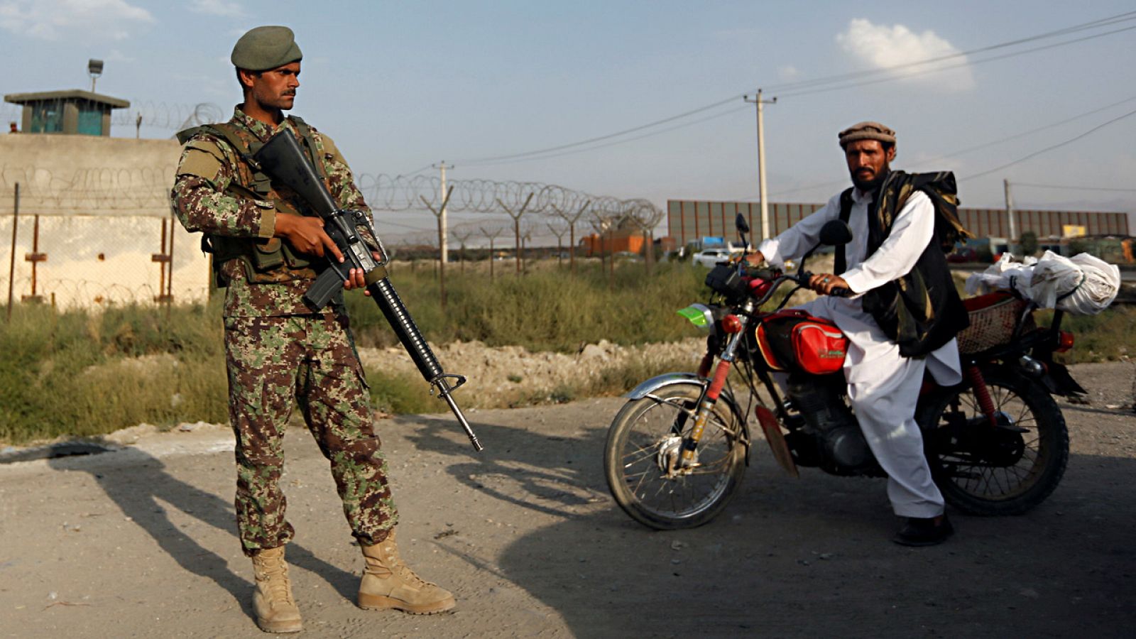Un soldado afgano vigila un puesto de control cerca de Kabul