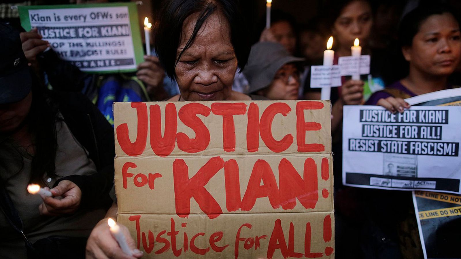 Activistas a favor de los derechos humanos muestran en Manila pancartas y encienden velas para pedir justicia por el estudiante filipino Kian Loyd delos Santos