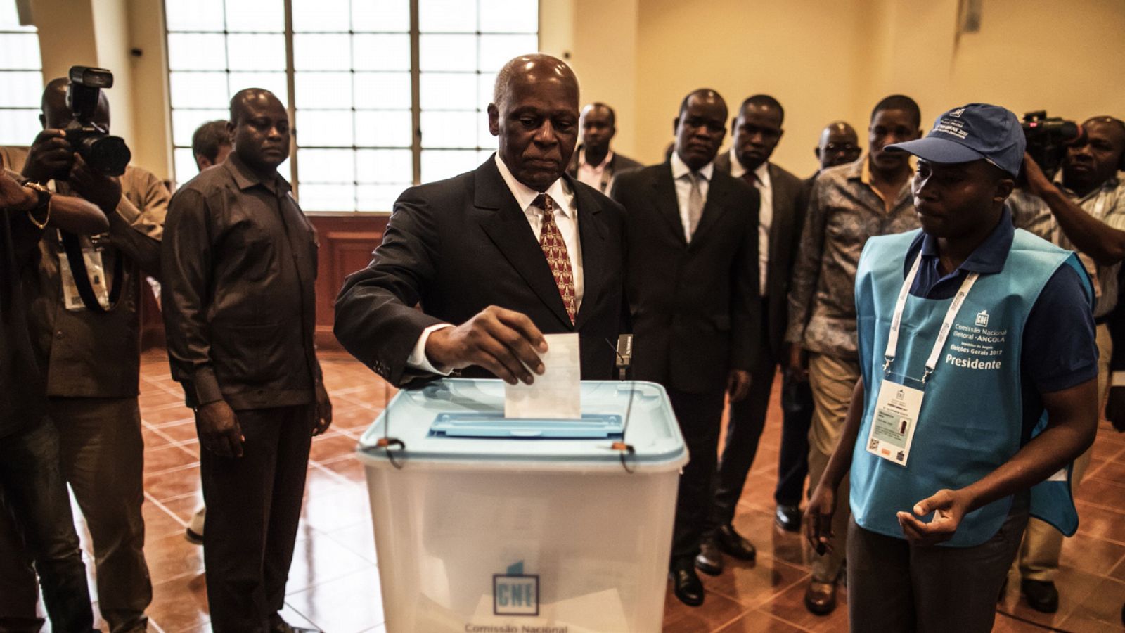 El presidente angoleño Jose Eduardo Dos Santos vota en Luanda