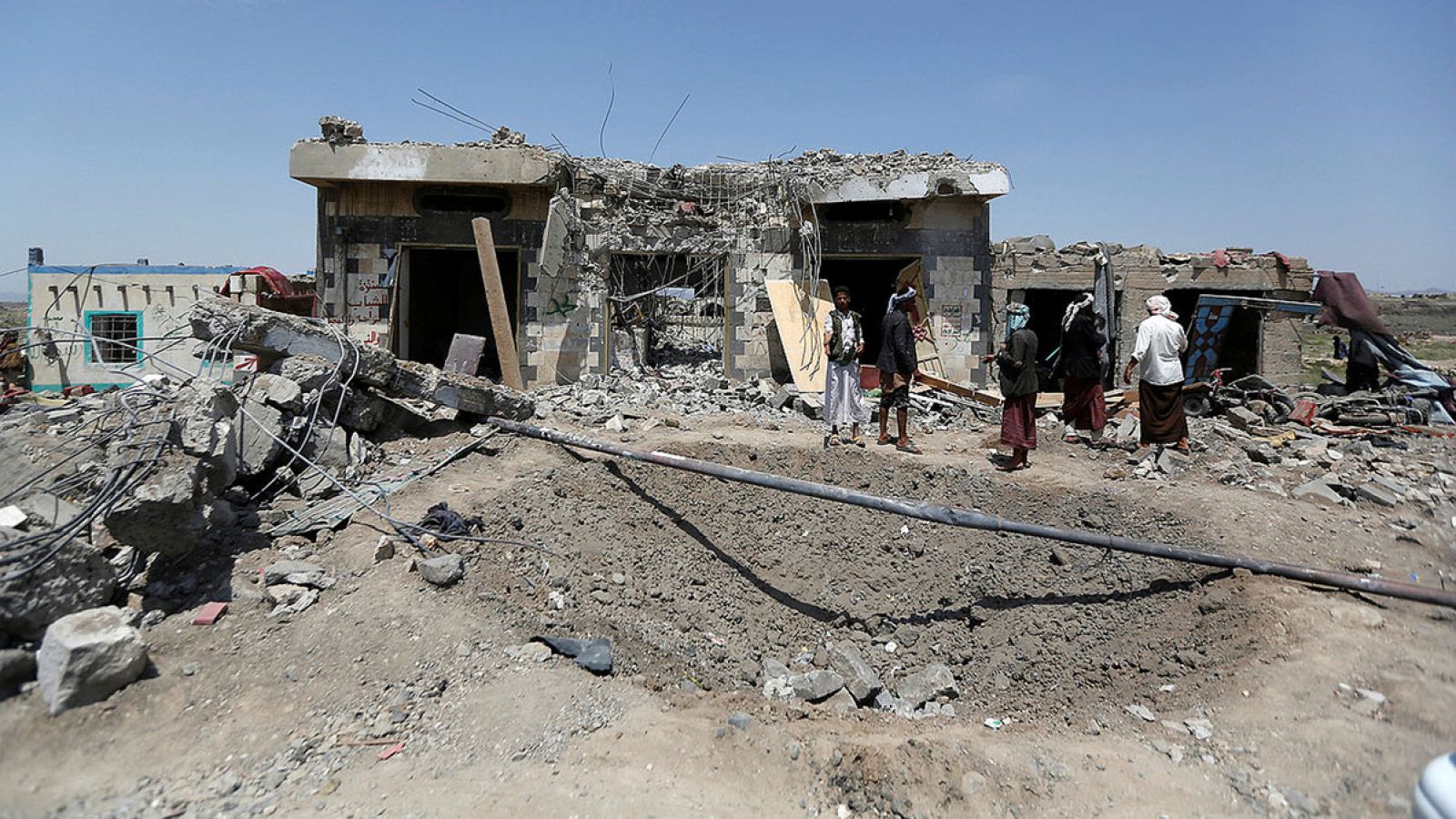 Lugar del bombardeo que ha costado la vida a más de 30 personas en Arhab, Yemen