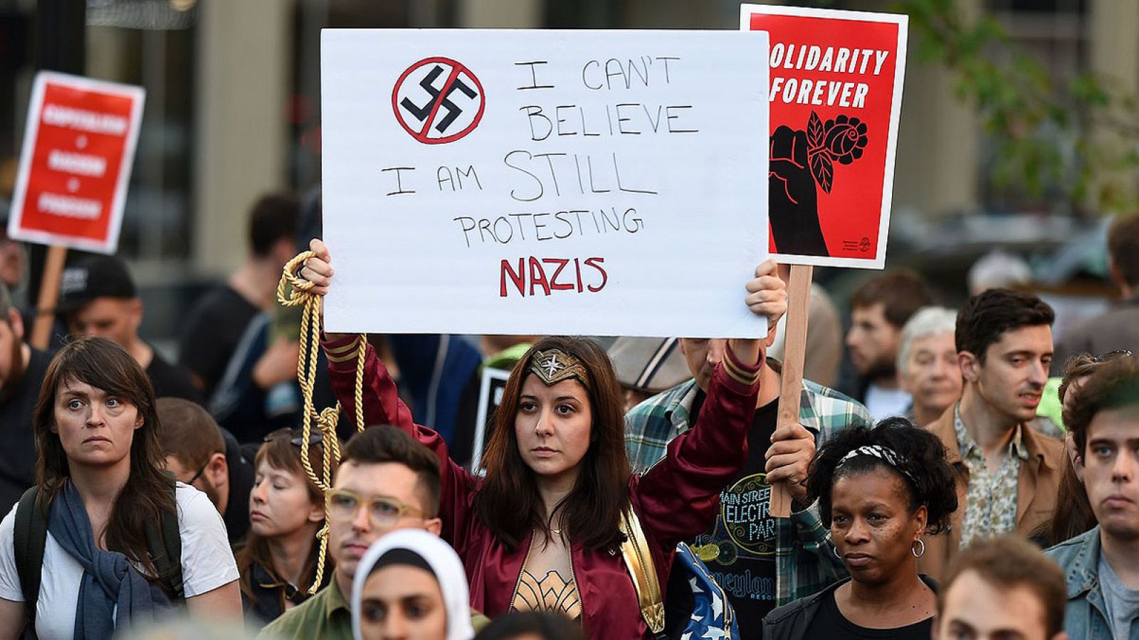 Manifestación en Oakland, California, de repulsa por los sucesos de Charlottesville. En el cartel se lee: "No puede creer que aún esté protestando contra los nazis".