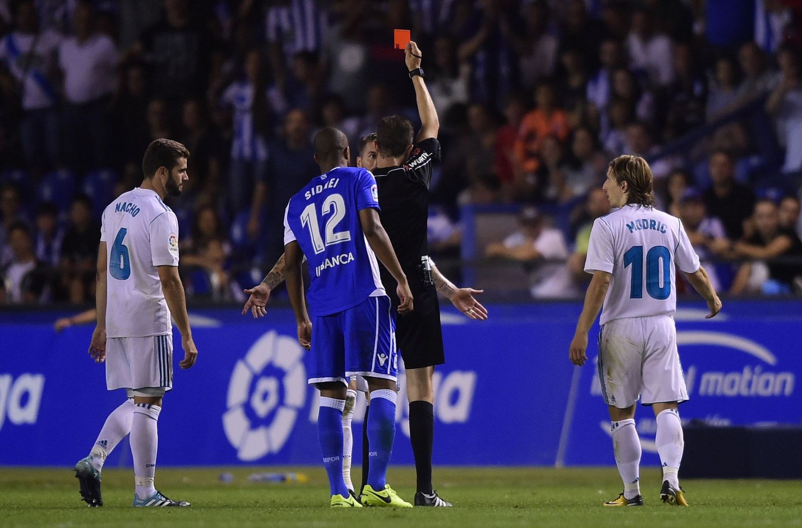 Sergio Ramos ve la cartulina roja en Riazor.