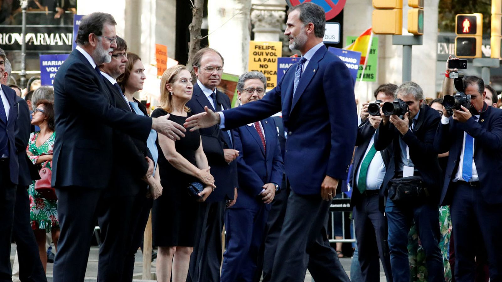 El rey Felipe VI y Mariano Rajoy se saludan en la manifestación de Barcelona