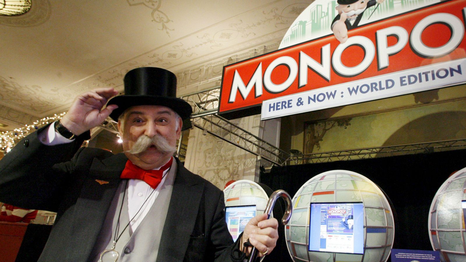 Mr. Monopoly posa delante de una bola del mundo durante el lanzamiento de la Edición Mundial del Monopoly de 2008, en Nueva York