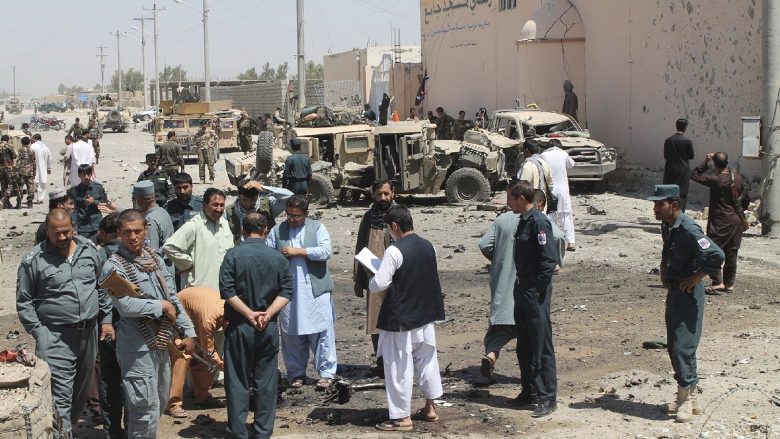 Las fuerzas de seguridad afganas inspeccionan la zona tras un atentado suicida perpetrado el pasado 23 de agosto