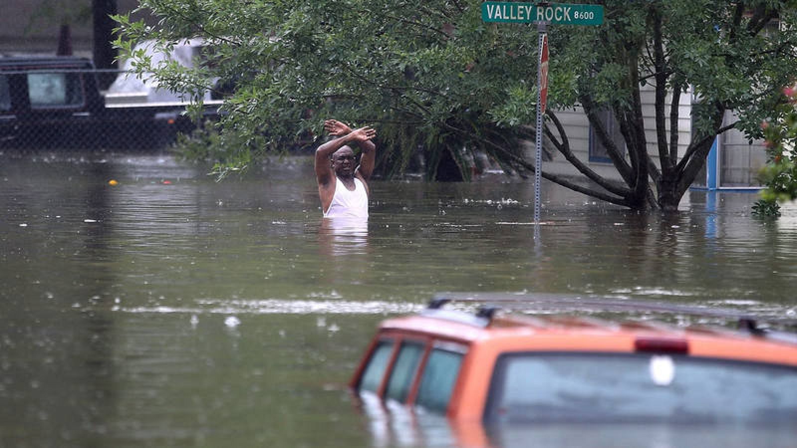  Los niveles de agua acumulados alcanza hasta los 1,2 metros en ciertas zonas de la ciudad de Houston.