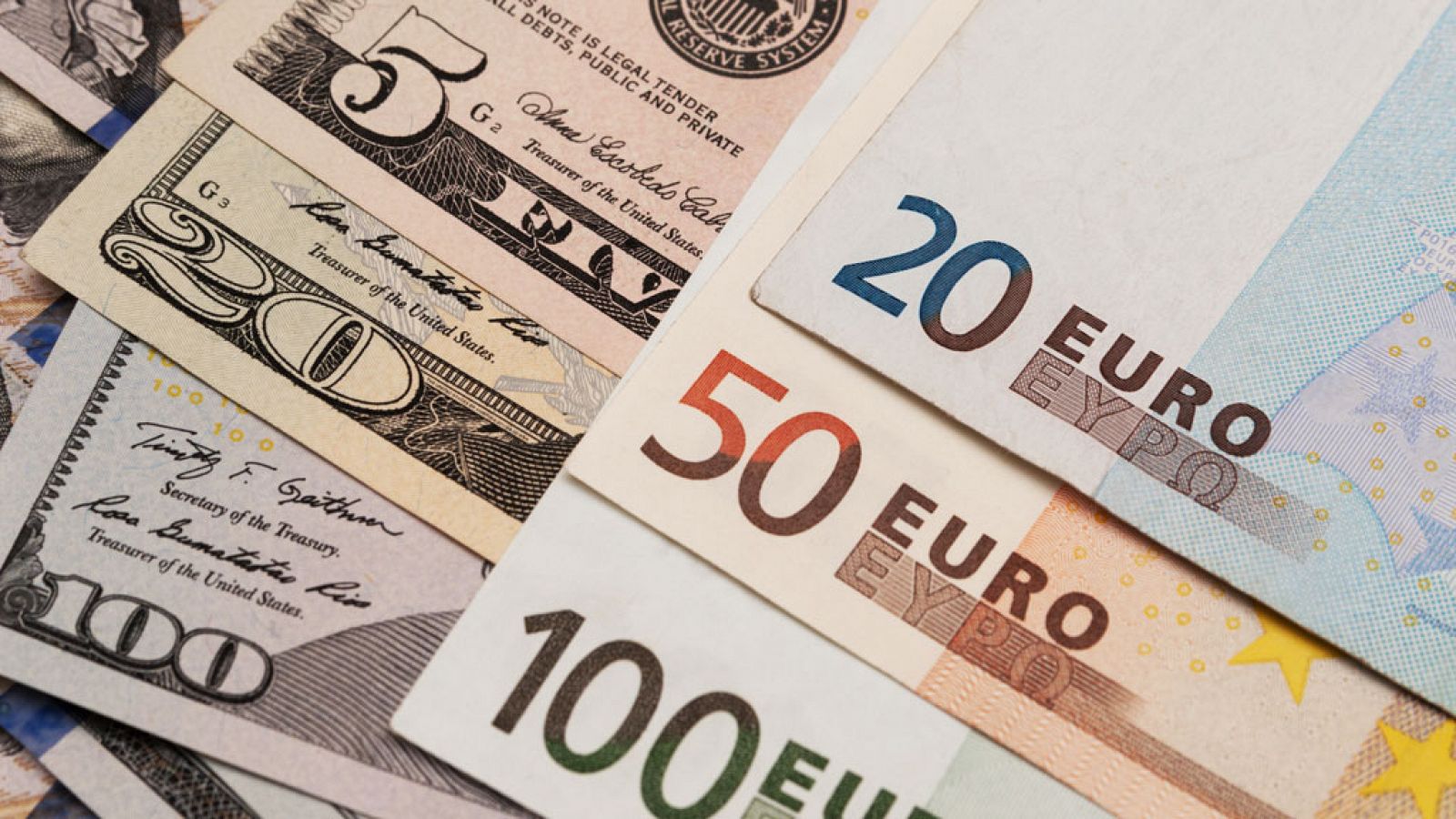 Imagen de archivo de billetes de dólares y euros