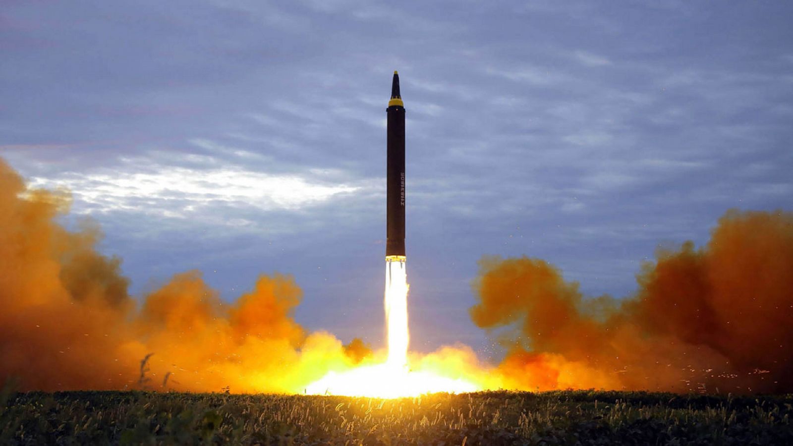 Imagen divulgada por Pyongyang que muestra el lanzamiento de un misil de medio alcance este martes.