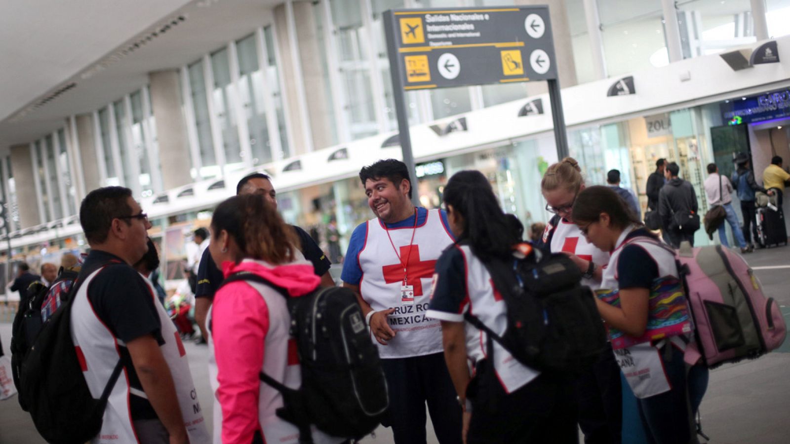 Imagen de miembros de la Cruz Roja mexicana en el aeropuerto de Ciudad de México que pretendían ir a Luisiana