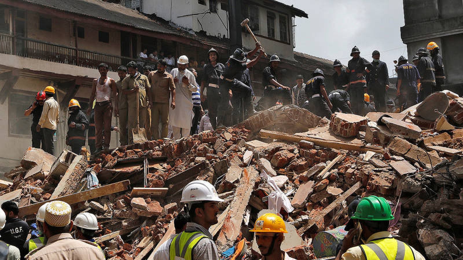 Bomberos buscan supervivientes entre los escombros del edificio derrumbado en Mumbai (Bombay), India