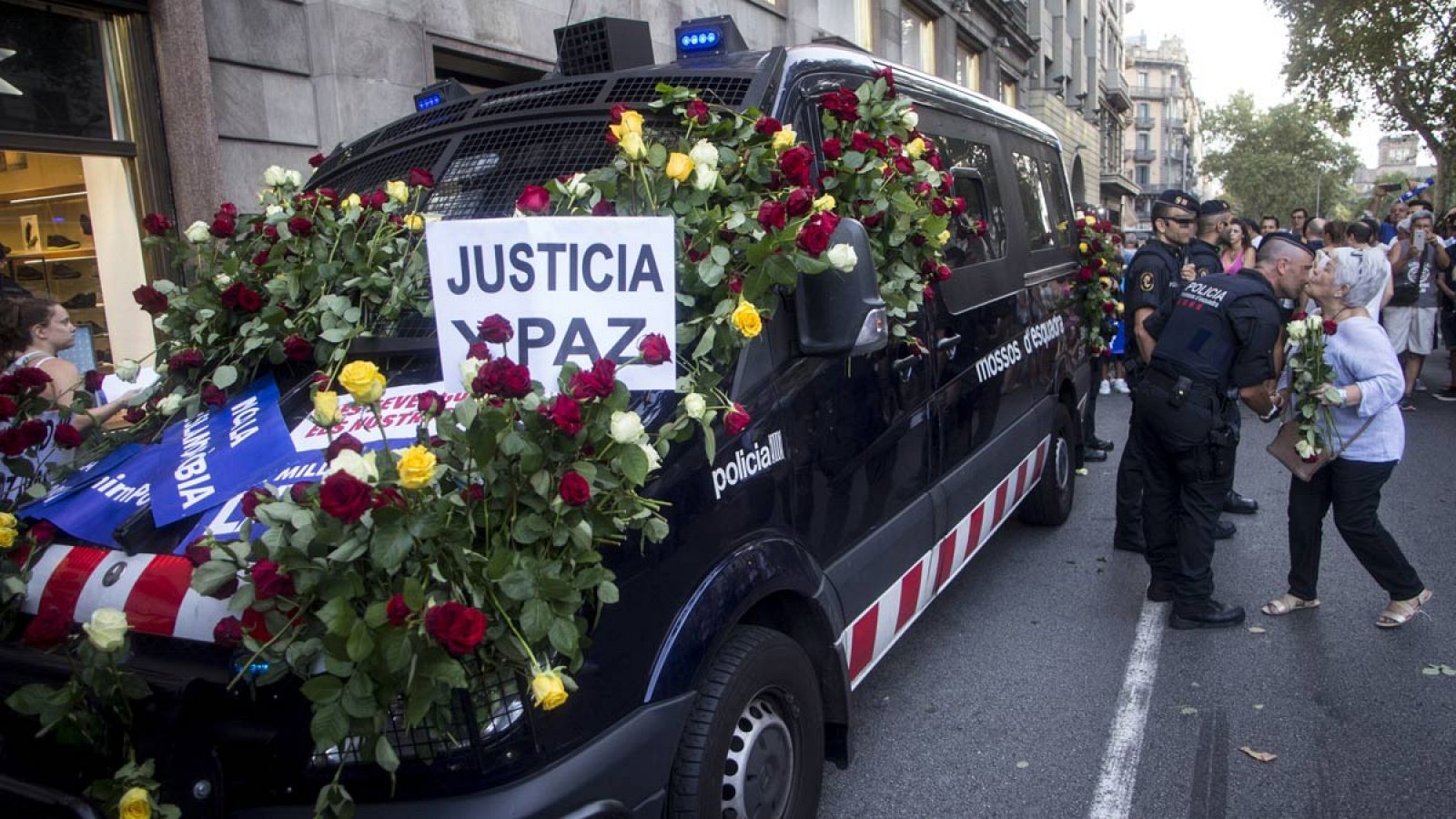 Los Mossos, durante una concentración por el doble atentado en Cataluña.