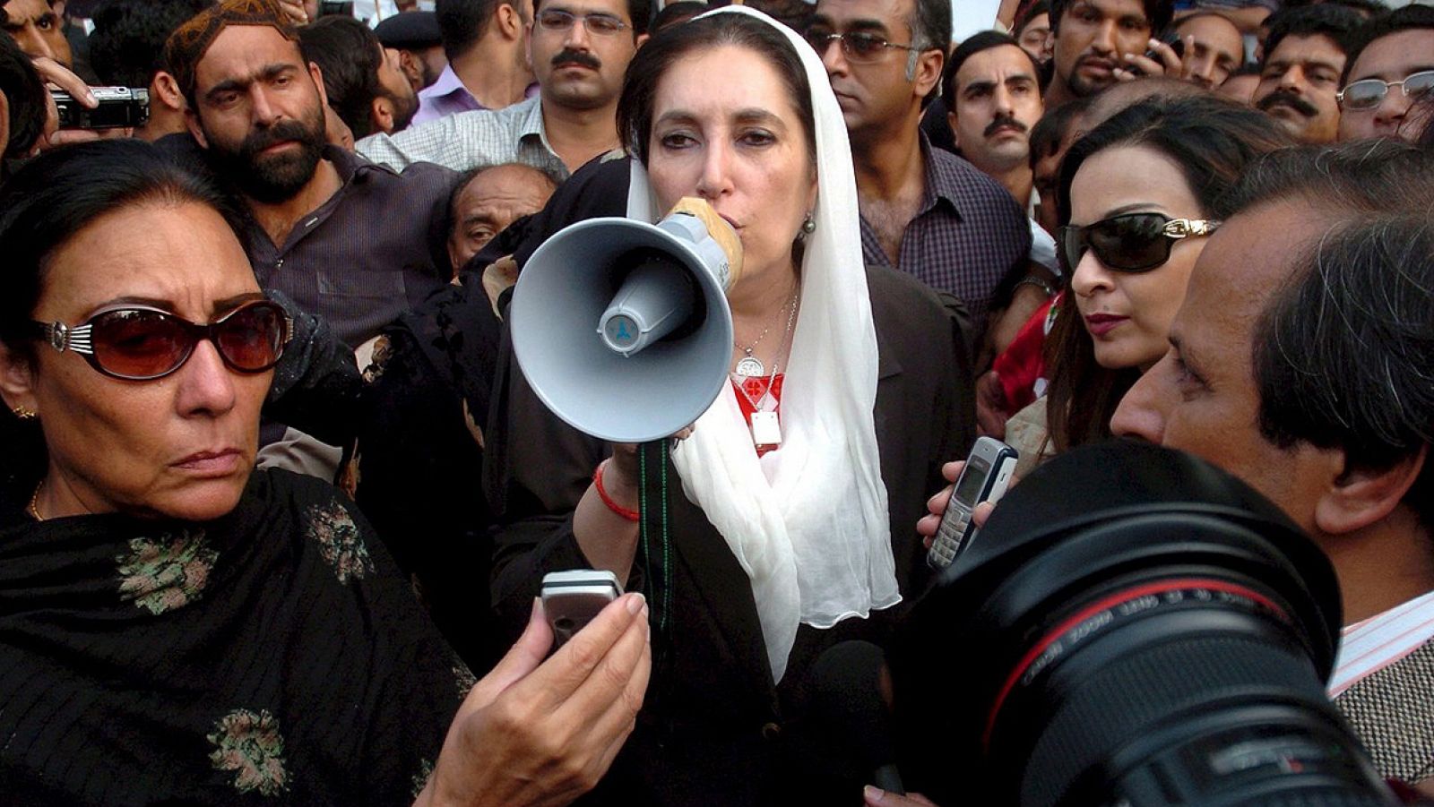 Fotografía de archivo con fecha del 10 de noviembre del 2007 que muestra a la ex primera ministra paquistaní Benazir Bhutto durante una protesta en Islamabad (Pakistán)