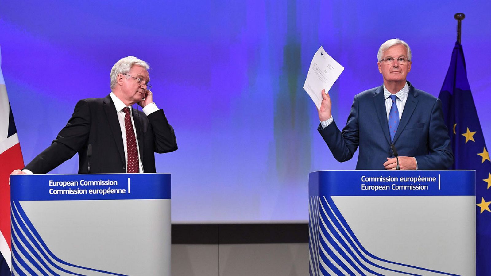 David Davis y Michel Barnier comparecen ante los medios en Bruselas para reconocer que no h ahabido avances significativos en las negociaciones del 'Brexit'.