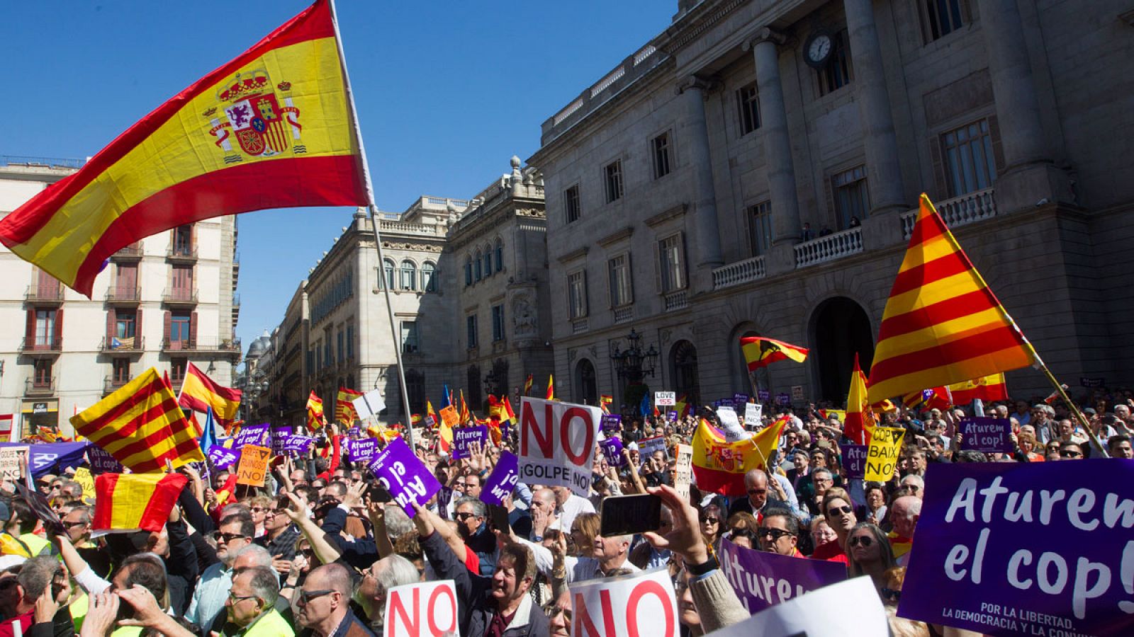 Miles de personas se concentran en una manifestación convocada por la plataforma Societat Civil Catalana  en el centro de Barcelona