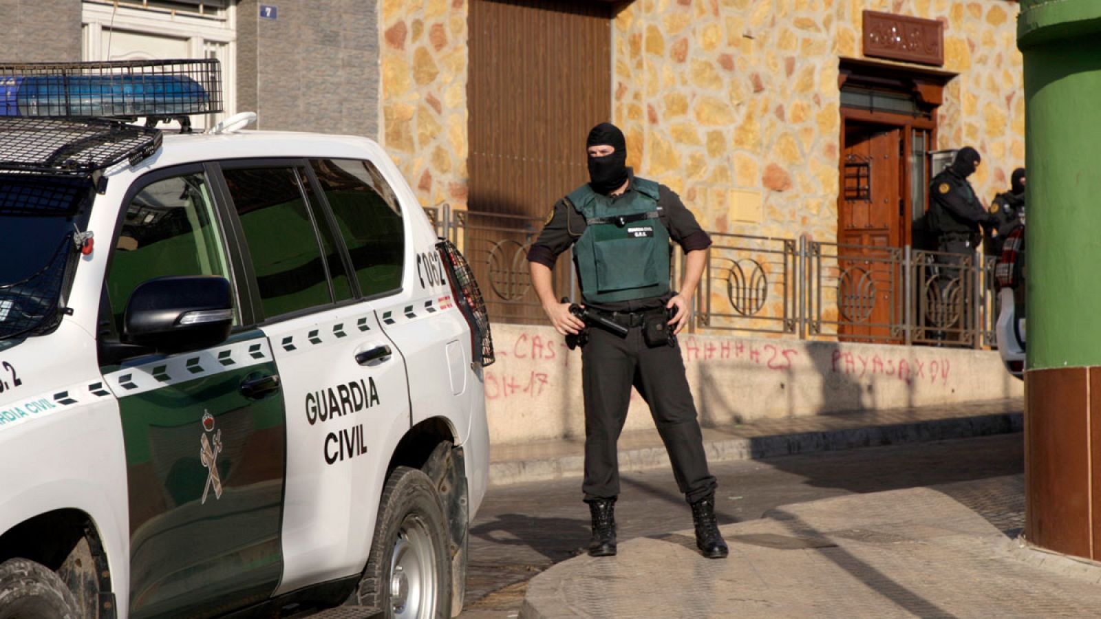 Agentes de la Guardia Civil registran una vivienda en Melilla en una operación antiyihadista