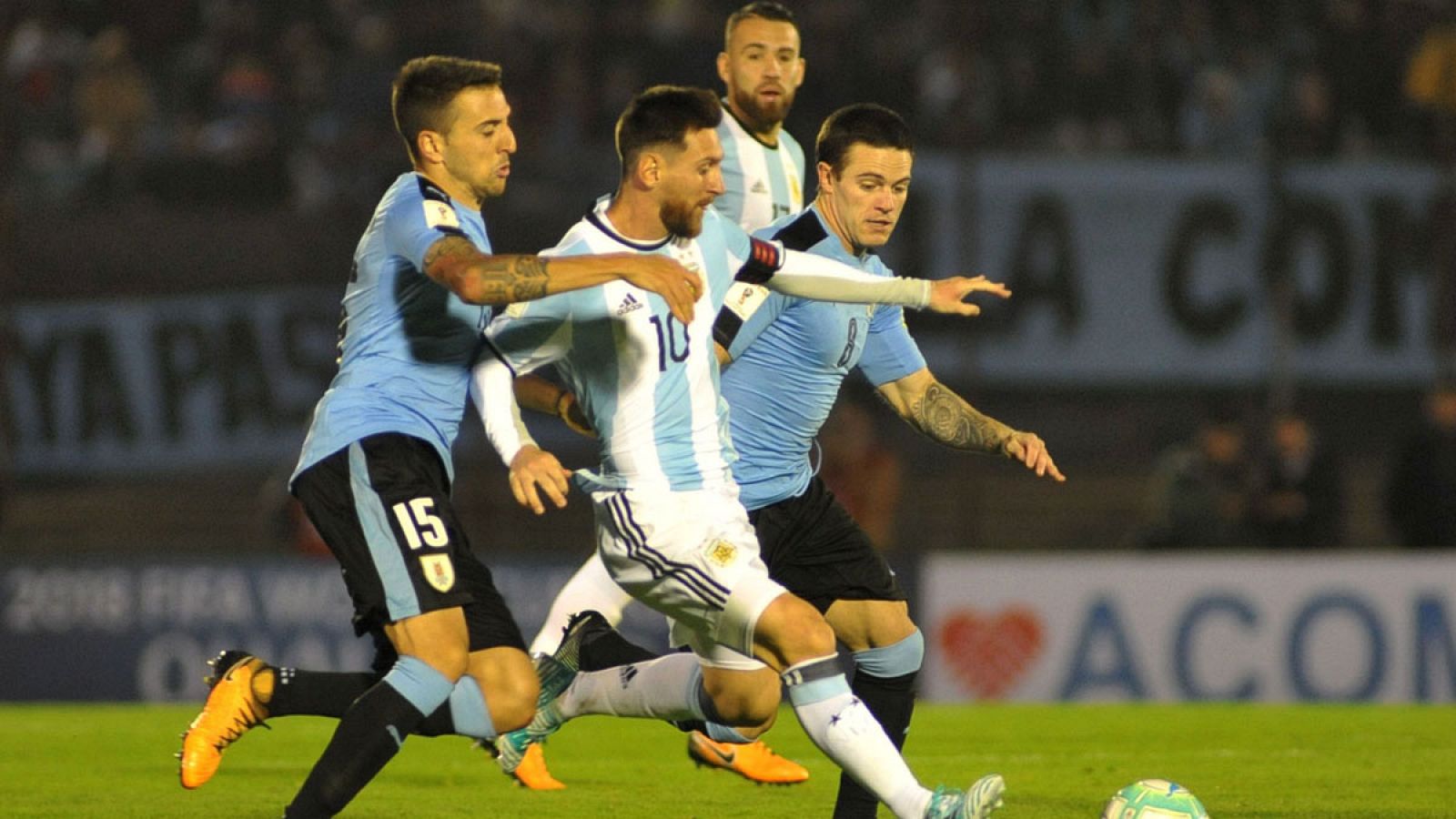 Lionel Messi durante el partido entre la selección de Argentina y la selección de Uruguay.