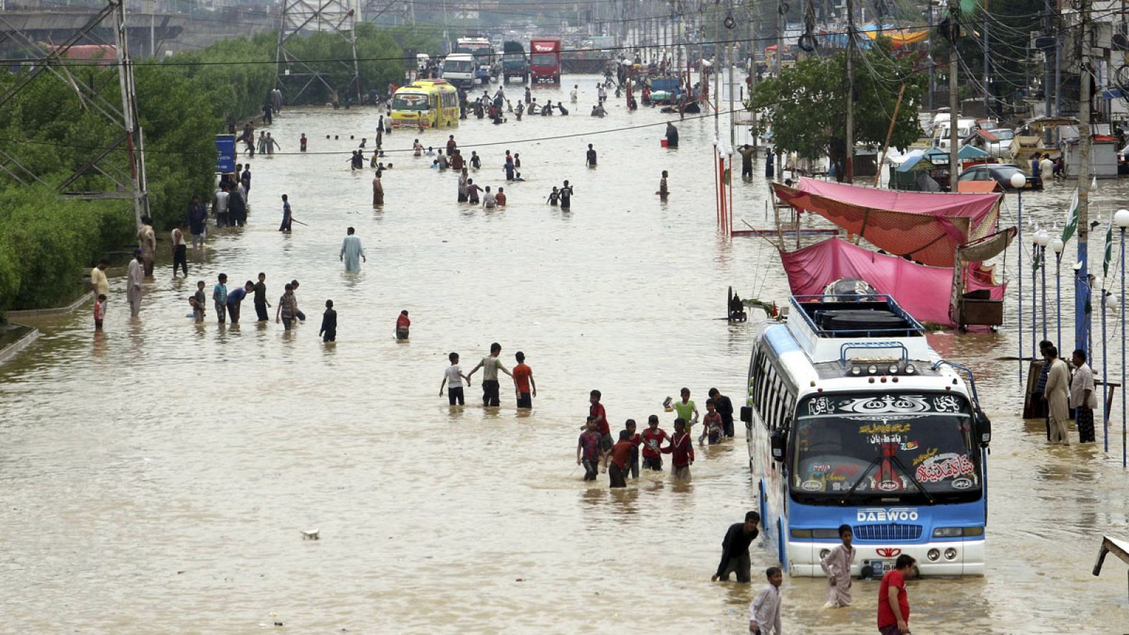 Las fuertes lluvias del monzón inundan el centro de Karachi