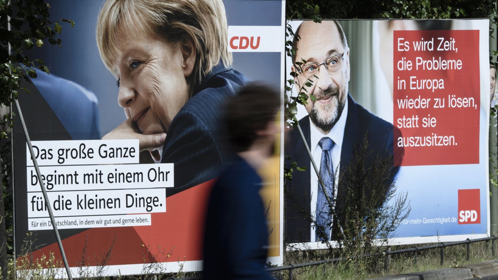 Carteles electorales que muestran a la candidata de la CDU, Ángela Merkel, y al del SPD, Martin Schulz