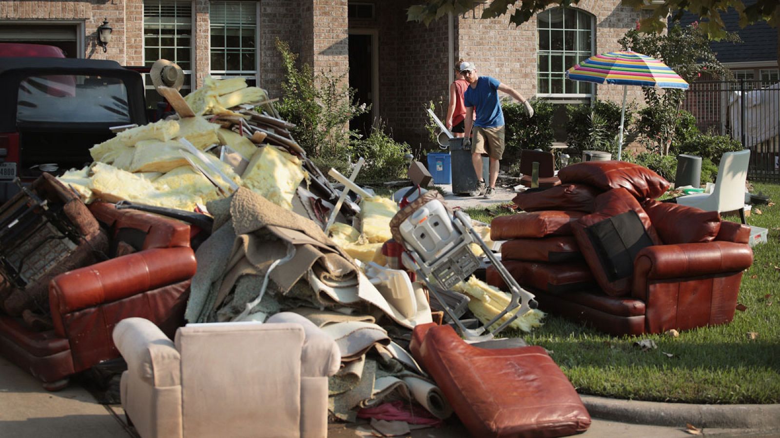 Imagen de las tareas de limpieza tras el paso del huracán Harvey por Texas.