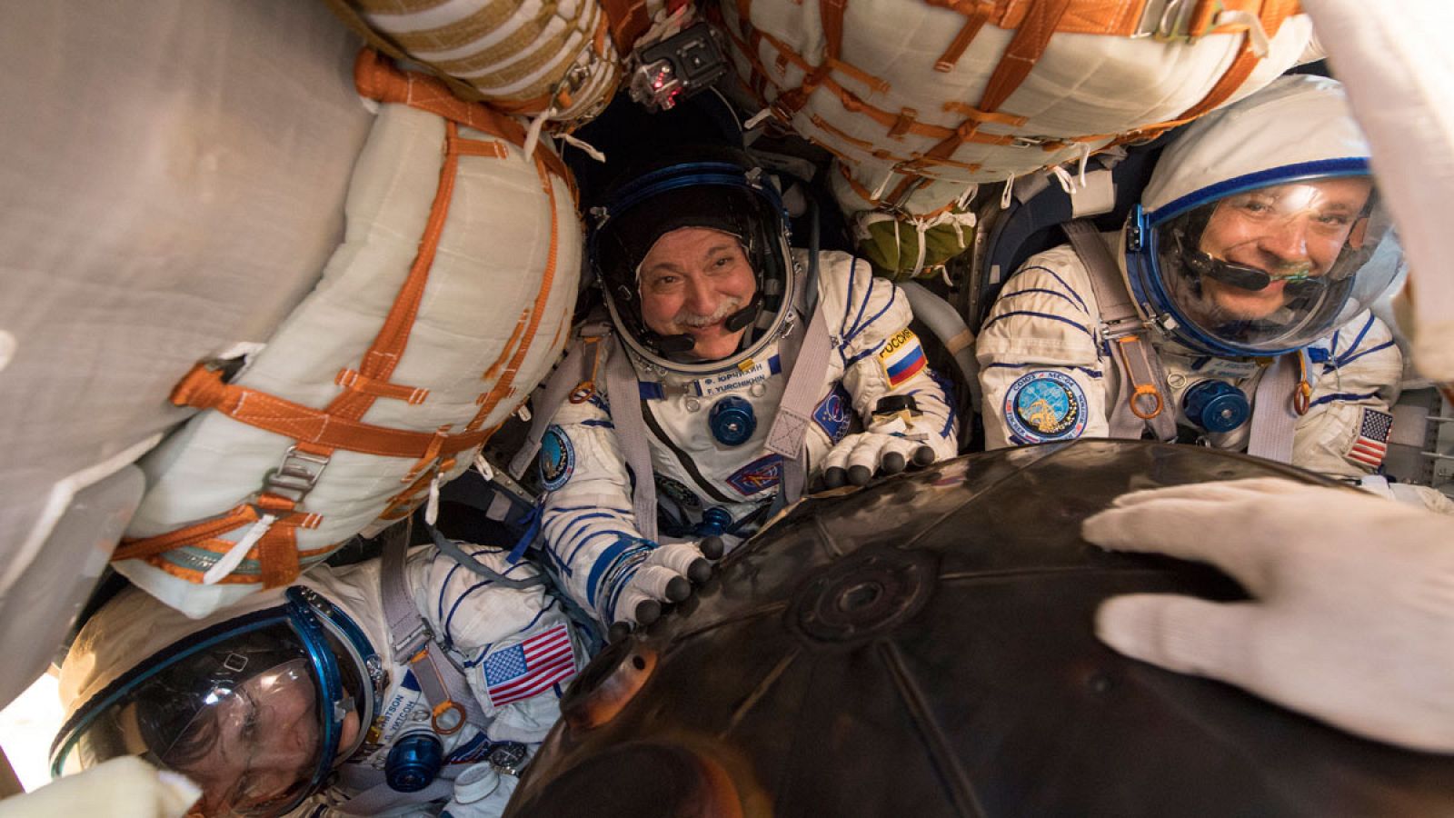 El astronauta ruso Fiódor Yurchijin y los estadounidenses Jack Fischer y Peggy Whitson a bordo de la nave Soyuz en la que han regresado a la Tierra.