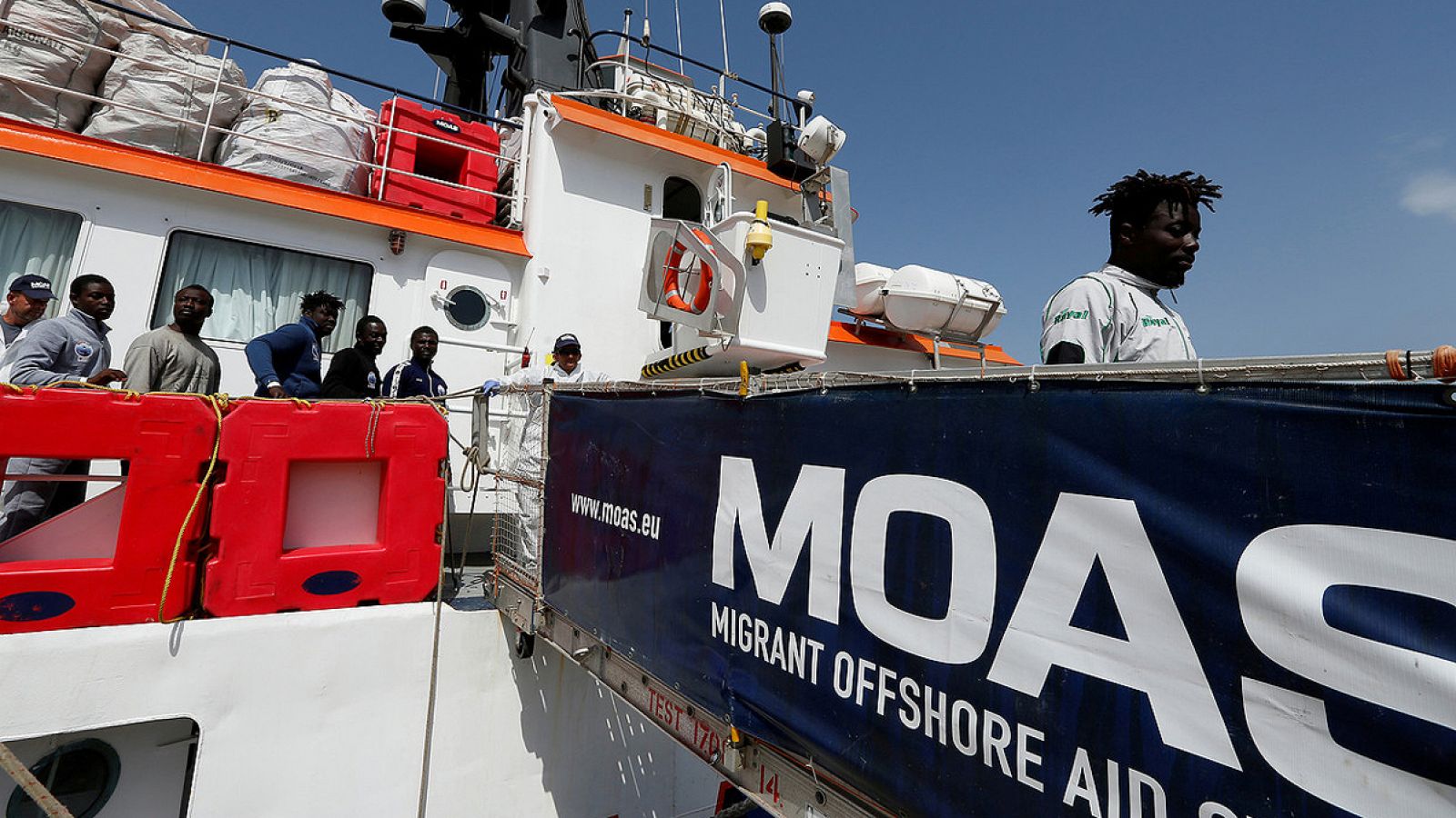 Migrantes rescatados en el Mediterráneo desembarcan del barco Phoenix, de la ONG MOAS, en la isla de Sicilia, Italia