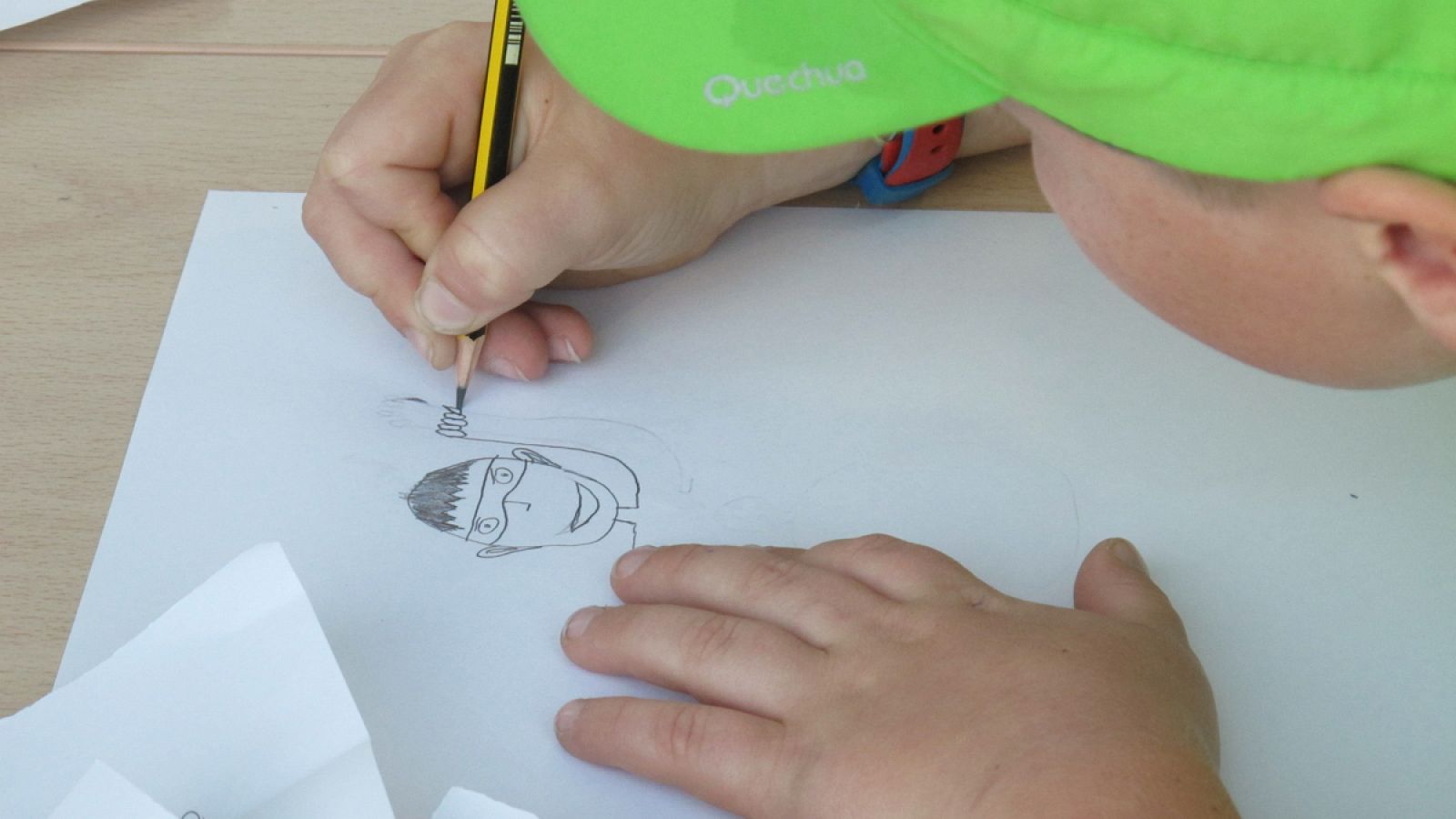 Un niño dibujando en el taller de creación de personajes