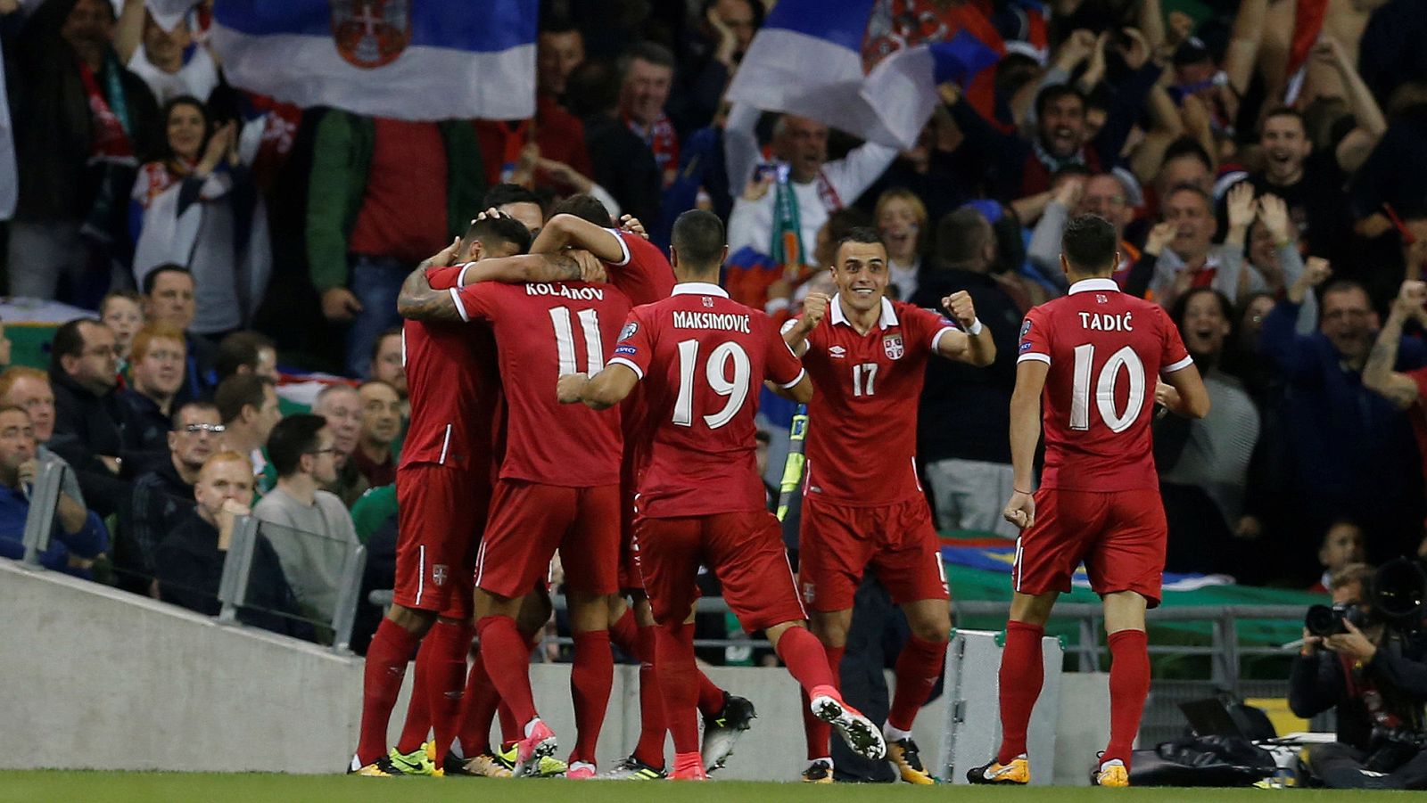 Los jugadores serbios celebran su victoria en Irlanda.