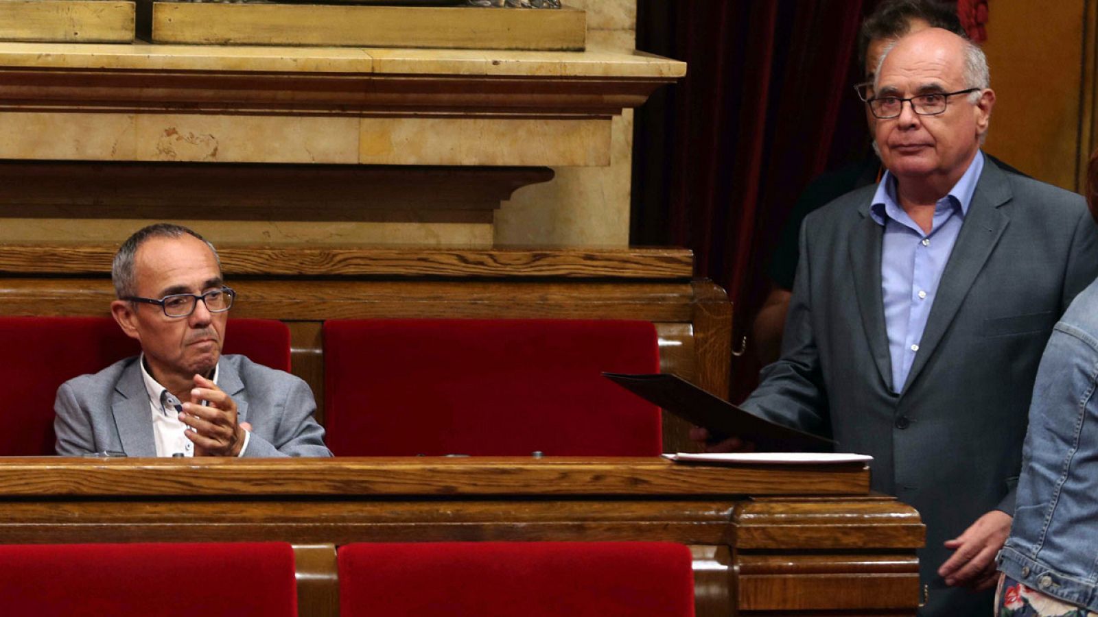 El presidente del grupo parlamentario de Catalunya Si que es Pot, Lluís Rabell, es aplaudido por el portavoz de la formación, Joan Coscubiela, tras defender la posición de su grupo ante la ley del referéndum en el Parlament.