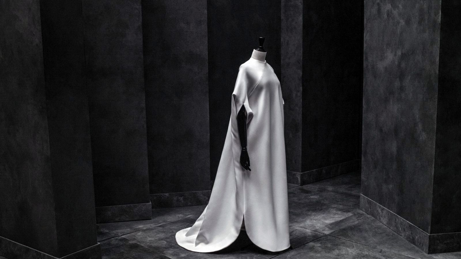 Vestido de novia caftán de algodón (1967). Colección de Ana molins.
