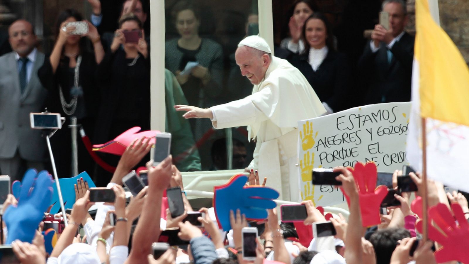 El papa pide que jóvenes los colombianos ayuden a perdonar y dejar atrás el odio