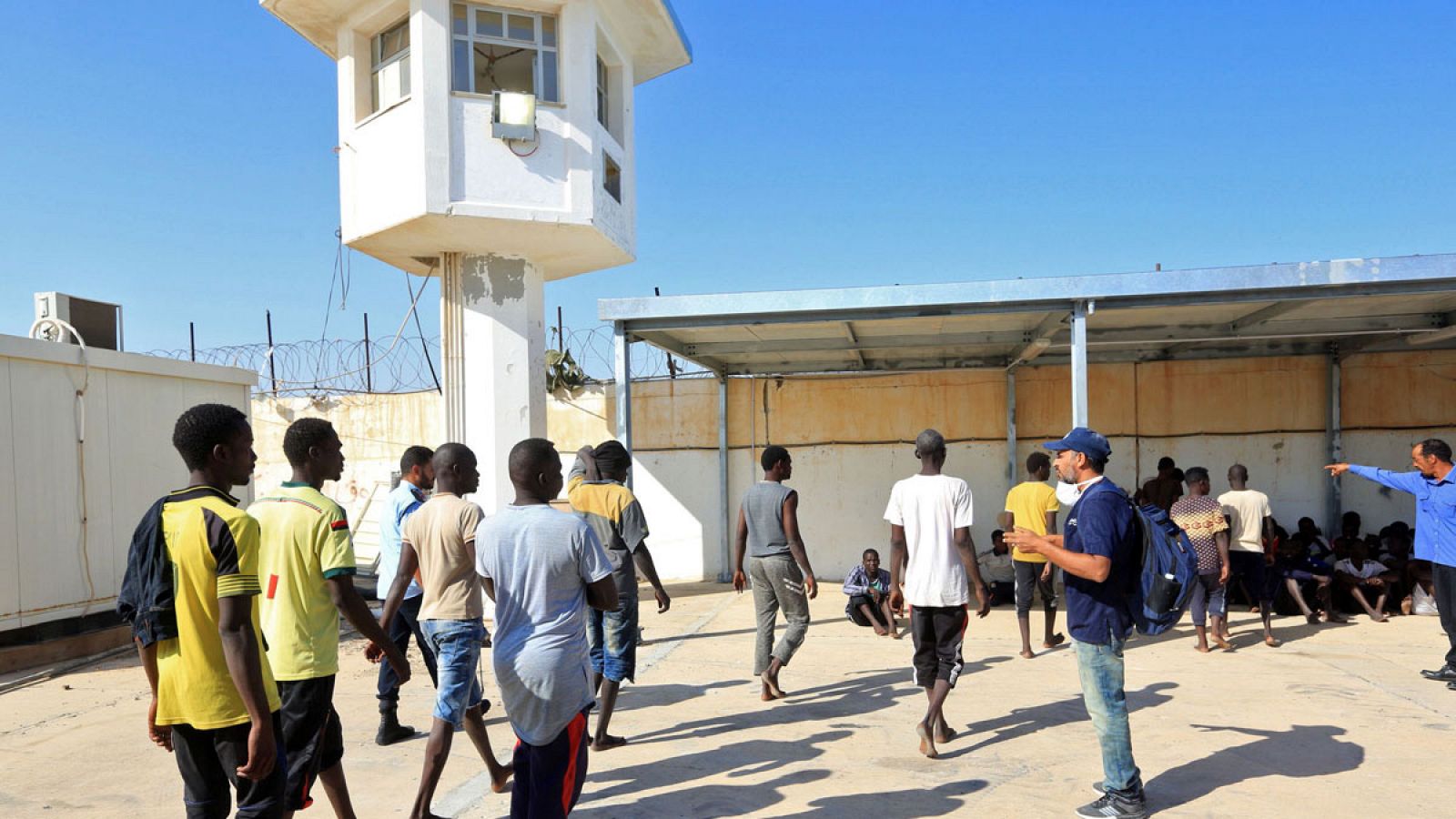 Inmigrantes ilegales de Africa llegando a una base naval en Tripoli después de haber sido rescatados por la Guardia Costera de Libia en el Mar Mediterráneo.