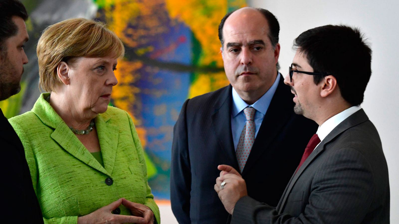 La canciller alemana, Angela Merkel (i), escucha al presidente del Parlamento venezolano, Julio Borges (c) y a su vicepresidente, Freddy Guevera (d), antes de su reunión en Berlín.