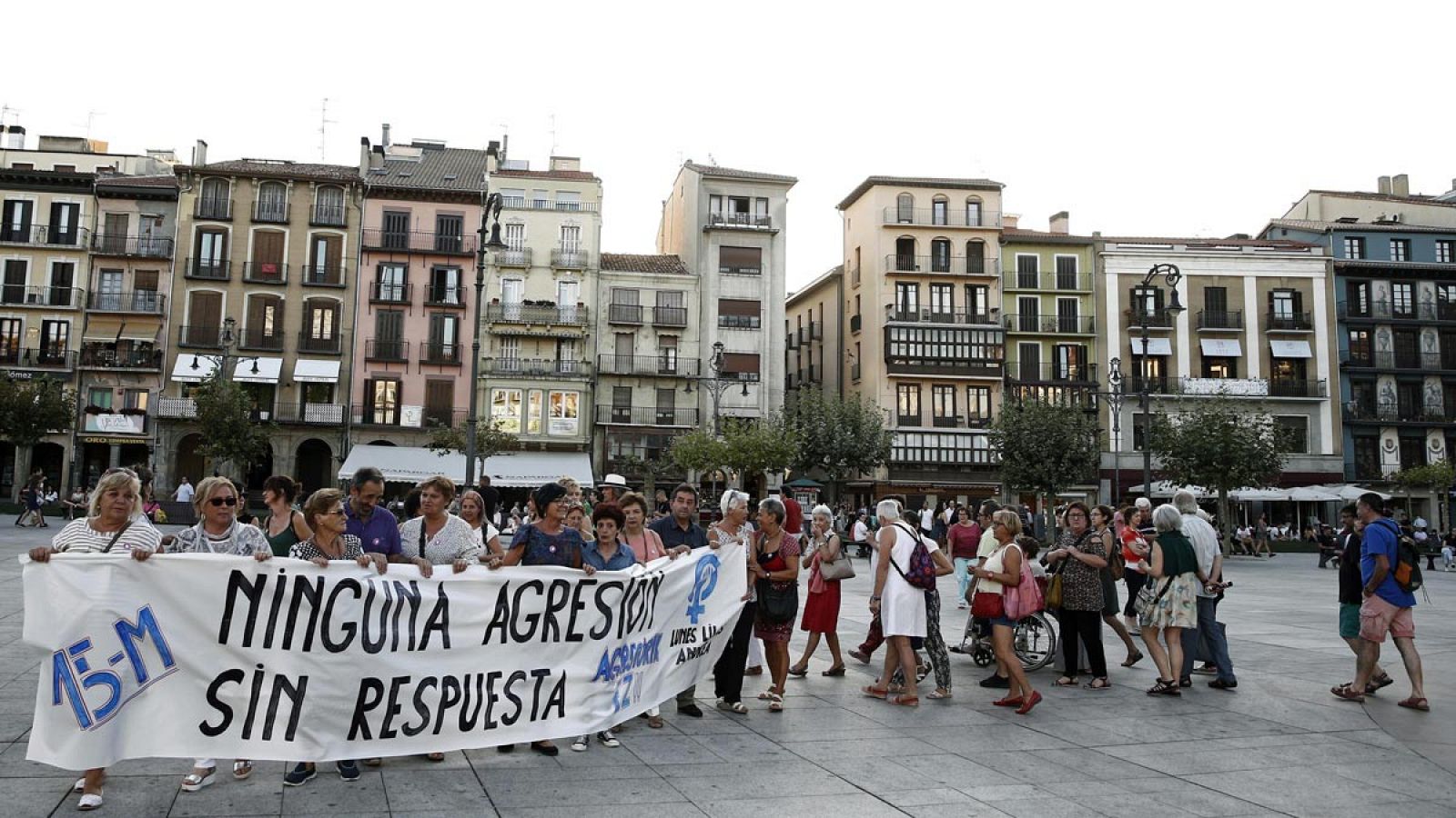 Imagen de archivo de la concentración convocada esta tarde en la Plaza del Castillo de Pamplona ante el comienzo de las declaraciones de los acusados de una violación en grupo durante los sanfermines de 2016.