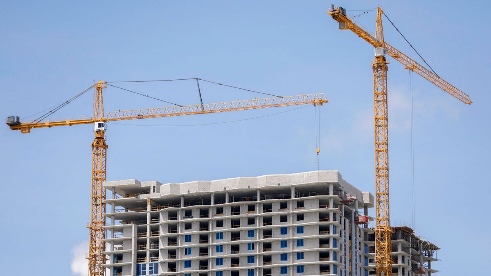 La proliferación de grúas para la construcción en Miami simboliza la recuperación económica local tras la crisis inmobiliaria de 2008.