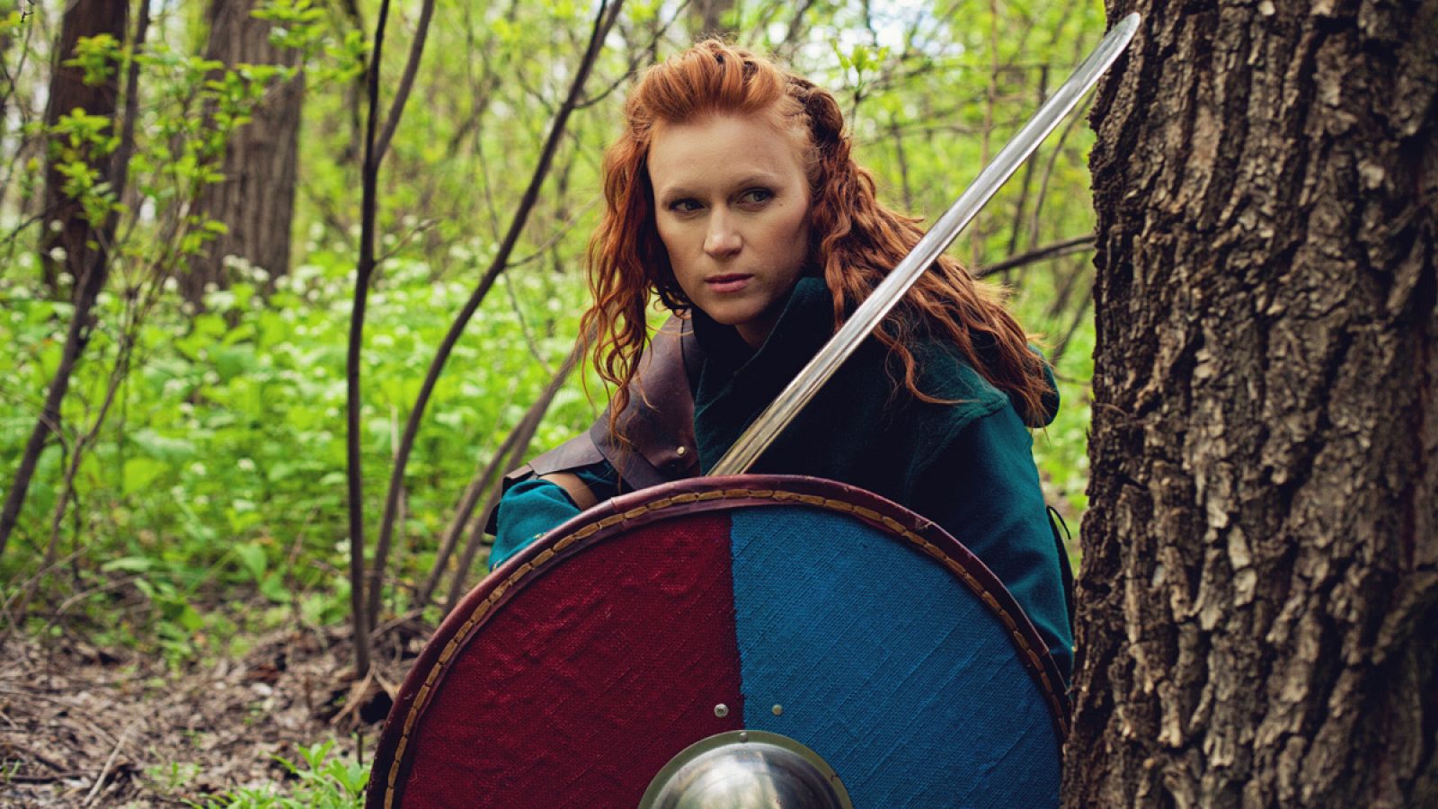 Una mujer caracterizada como una guerrera vikinga