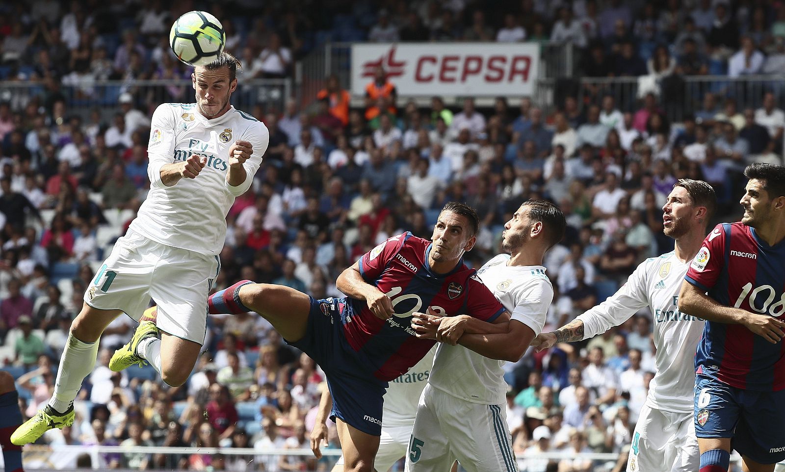 Gareth Bale remata de cabeza durante el partido ante el Levante.