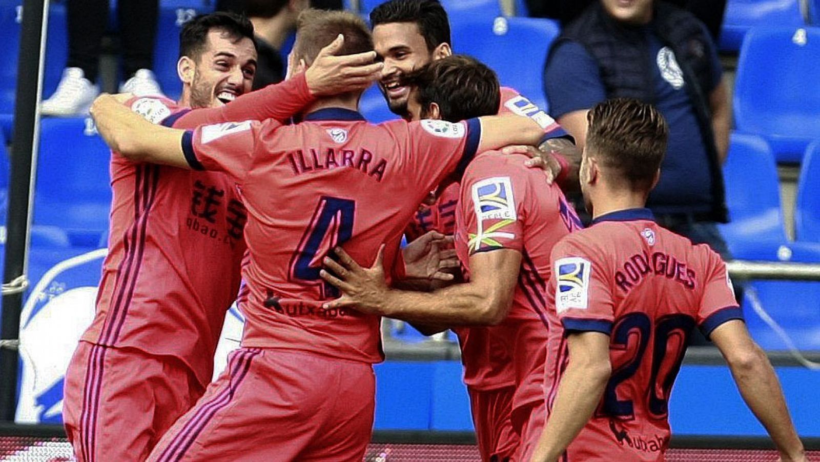 Illarramendi celebra con sus compañeros el primero de sus dos goles al Deportivo.