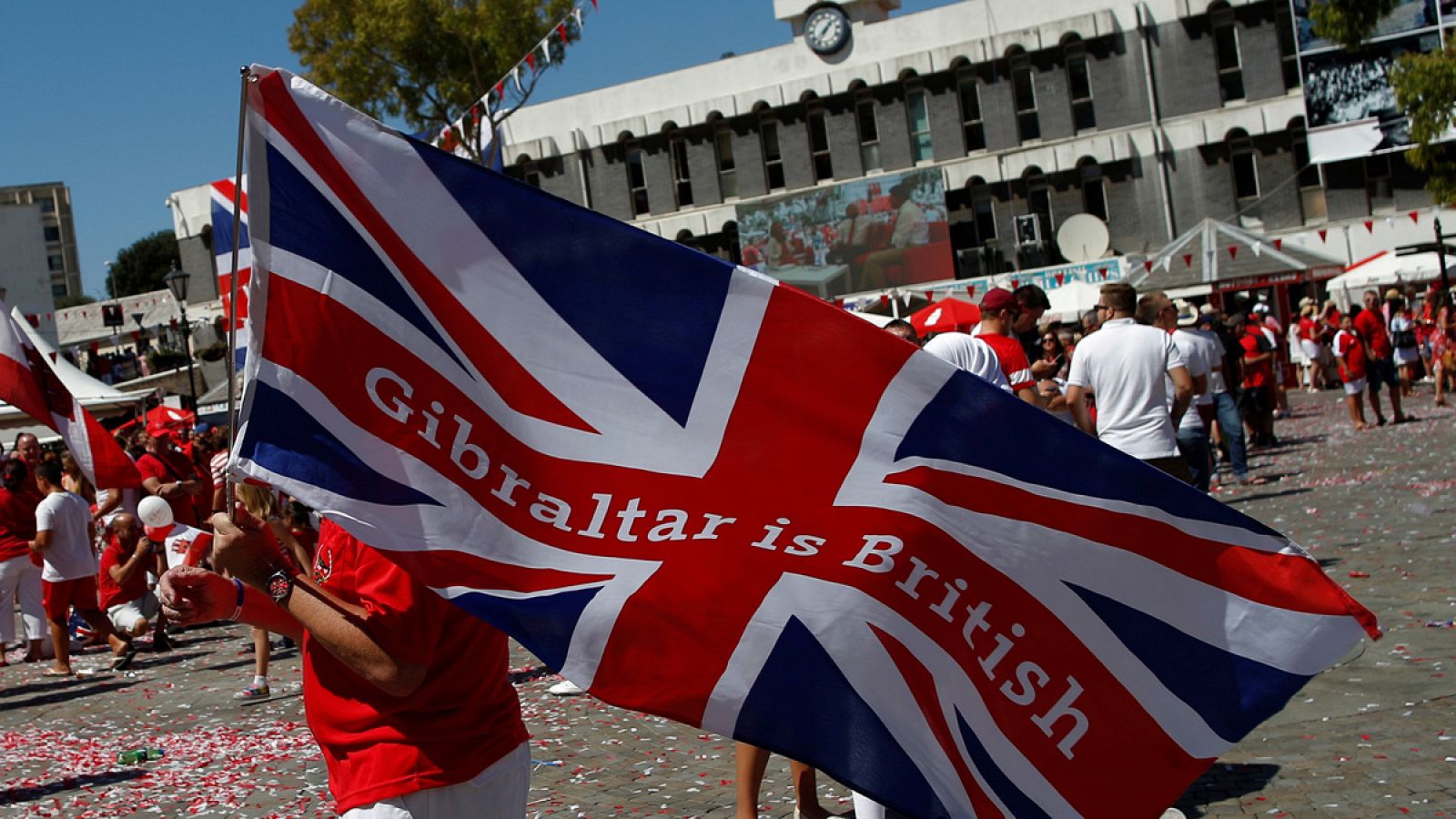Un hombre ondea una bandera del Reino Unido durante la celebración del Día Nacional de Gibraltar