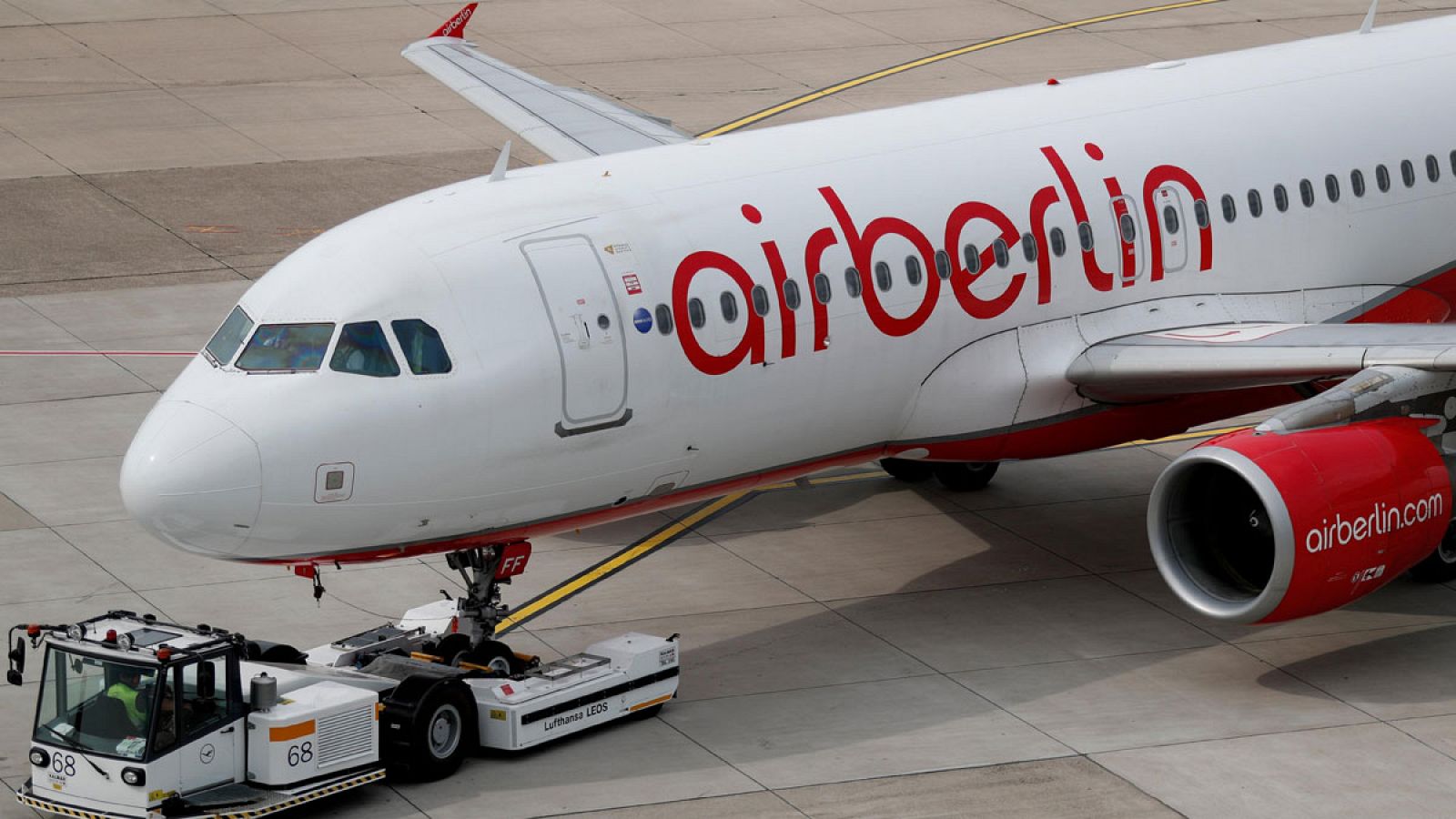 Un avión de Air Berlin antes de despegar en el aeropuerto de Düsseldorf