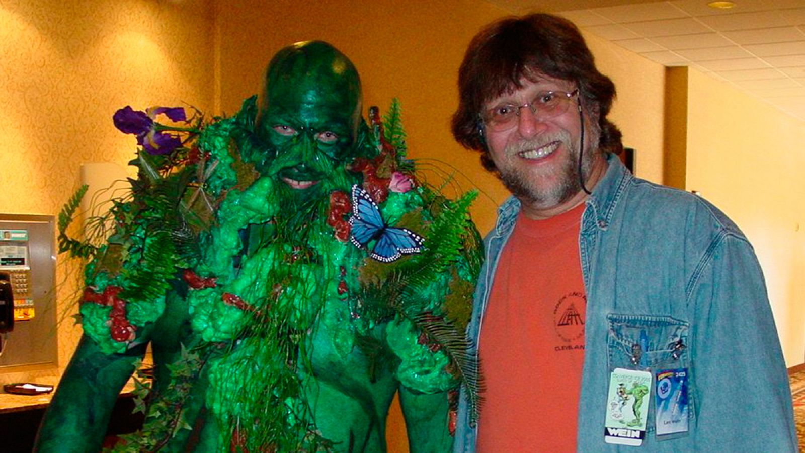 Len Wein, en 2005, junto a un fan disfrazado de La Cosa del Pantano (Foto: Lex Larson)