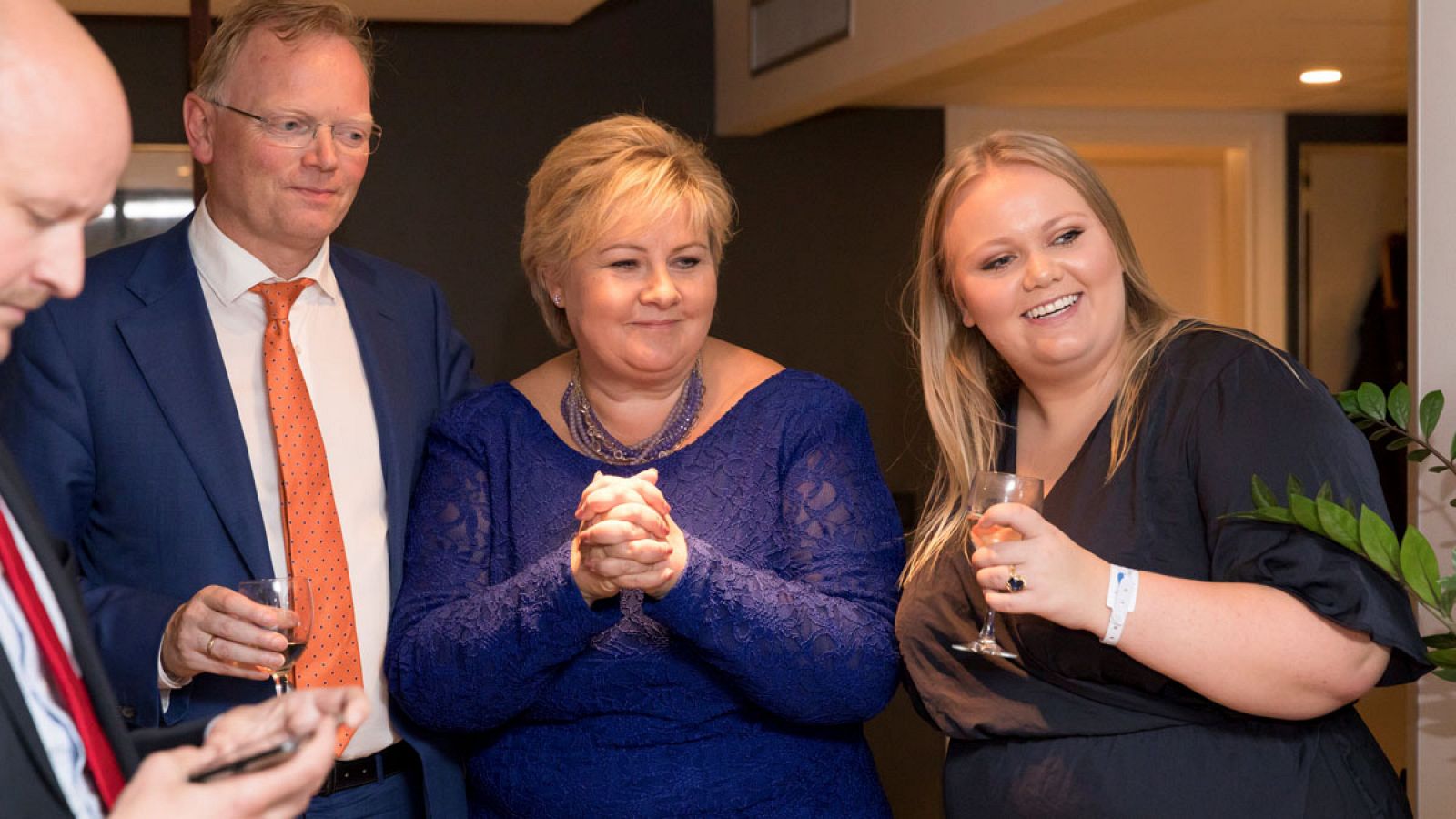 La primera ministra de Noruega, en la noche electoral junto a su marido y su hija