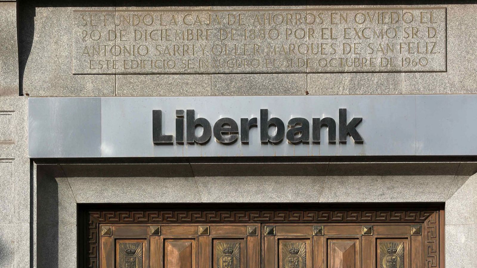 Detalle de la fachada de la sede central de Liberbank