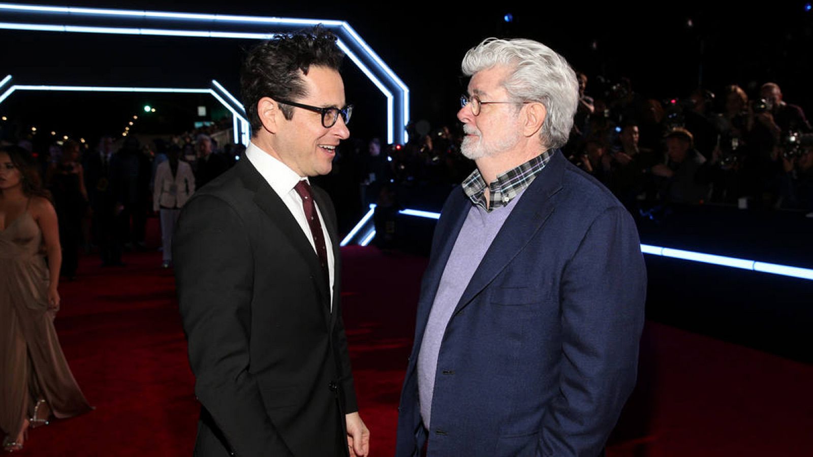 J.J. Abrams junto a George Lucas en la premiere de 'Star Wars: El despertar de la fuerza' en Los Ángeles
