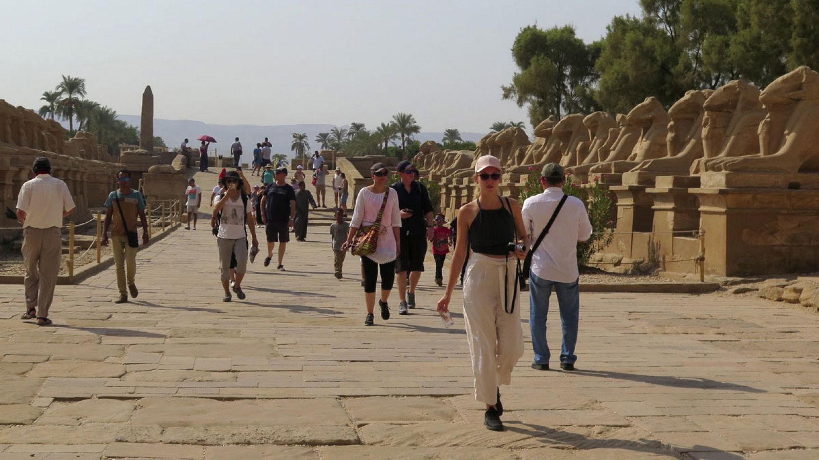 Unos turistas visitan las ruinas de Luxor en Egipto