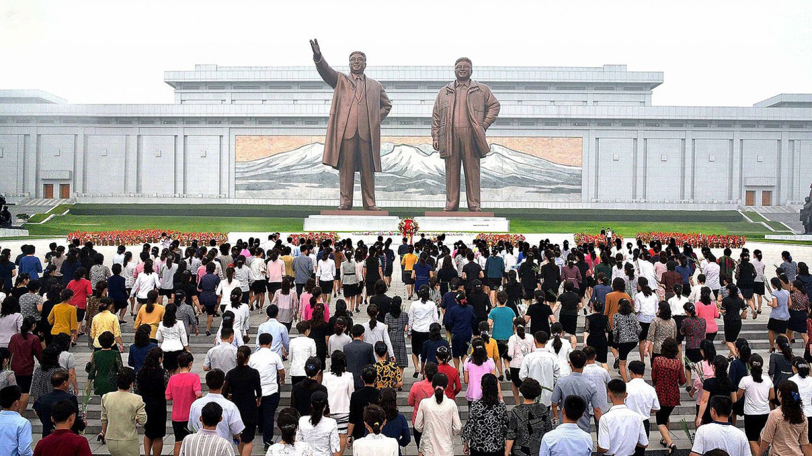 Estatuas de Kim Il sung y Kim Jong il, en Pyongyang, Corea del Norte