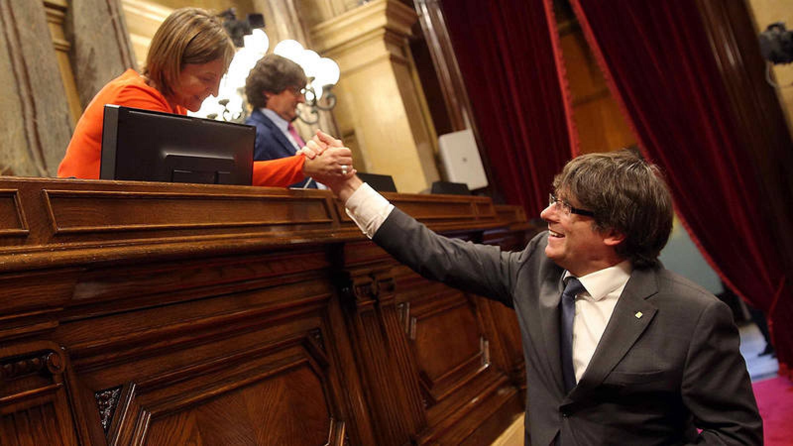 La presidenta del Parlament, Carme Forcadell, saluda al presidente de la Generalitat, Carles Puigdemont