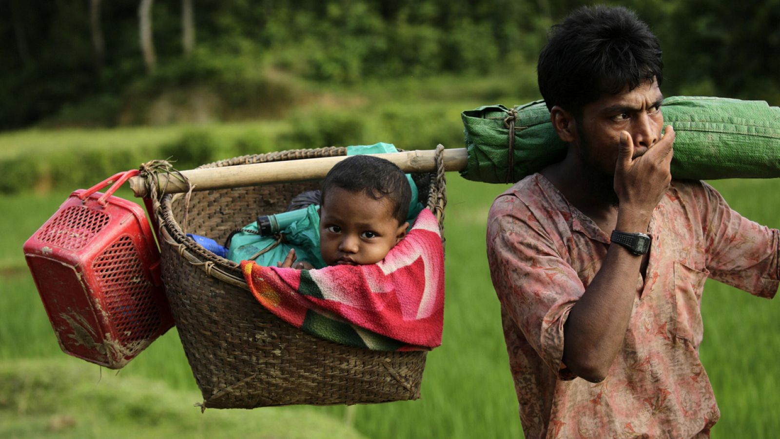Refugiados Rohinyás llegan a Tuangiri, en Bangladesh, tras huir de Myanmar